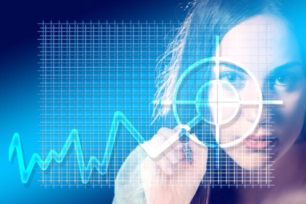 persona analizando un gráfico de trading